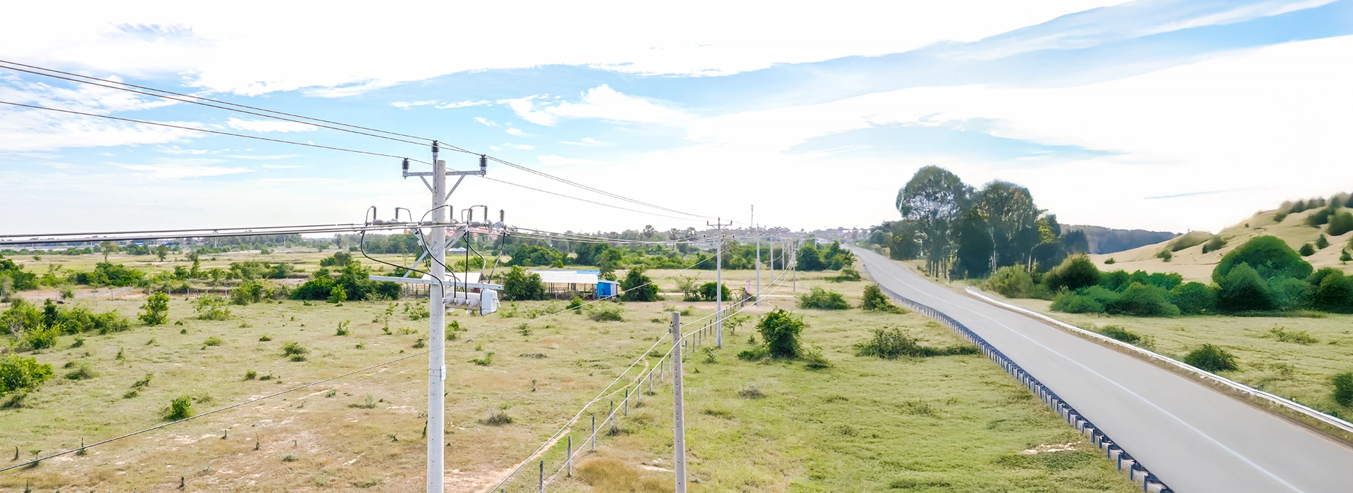 What does the DRC-002 do when power is disconnected?