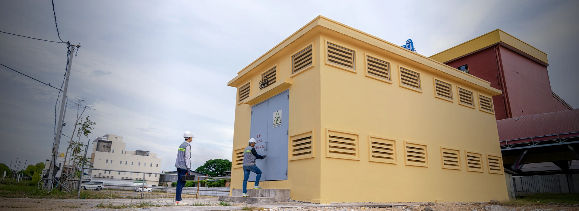 What does the DRC-009 do in the event of faults?